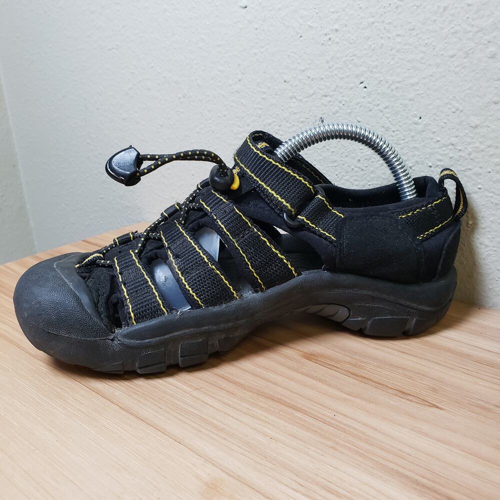 Keen Kids Size 2 Water Shoes Trail Sandals Black Camping Hiking Outdoor Gorpcore - Picture 6 of 11